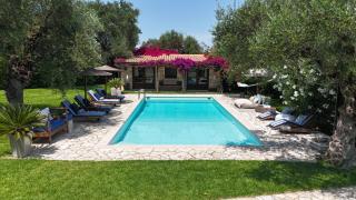Villa Lalla - Unique Location, Private Pool & Spacious Garden, Ideal for Large Groups - Lithakia - 1
