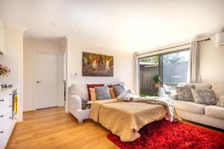 Sunny 1BR house, sleeps 4, near Fremantle, Fiona Stanley Hosp & Cockburn Getaway - Hamilton Hill - 6