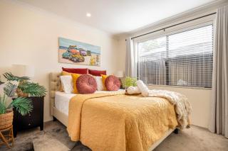 Sunny 1BR house, sleeps 4, near Fremantle, Fiona Stanley Hosp & Cockburn Getaway - Hamilton Hill - 0