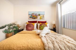 Sunny 1BR house, sleeps 4, near Fremantle, Fiona Stanley Hosp & Cockburn Getaway - Hamilton Hill - 8