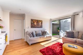 Sunny 1BR house, sleeps 4, near Fremantle, Fiona Stanley Hosp & Cockburn Getaway - Hamilton Hill - 4