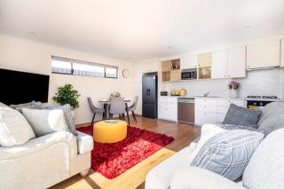 Sunny 1BR house, sleeps 4, near Fremantle, Fiona Stanley Hosp & Cockburn Getaway - Hamilton Hill - 2