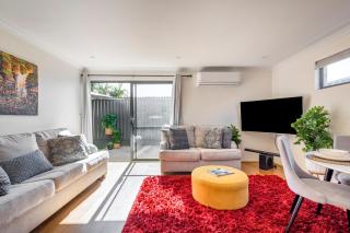 Sunny 1BR house, sleeps 4, near Fremantle, Fiona Stanley Hosp & Cockburn Getaway - Hamilton Hill - 3