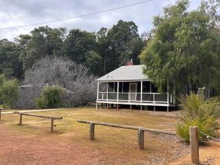 Wellington Forest Cottages & Bar - 9