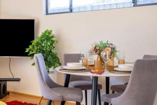 Sunny 1BR house, sleeps 4, near Fremantle, Fiona Stanley Hosp & Cockburn Getaway - Hamilton Hill - 1