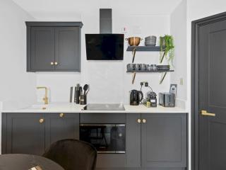 The Mayfair Noir: Elegant 2-Bed2-Bath Pass the Keys - 2