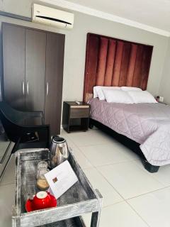 Rose's Lodge - - 8