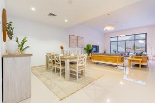 Facing Arabian Gulf and Mountain 4BR Villa and Assistant Room with Outdoor Pool and BBQ Space, Al Dana Island, Fujairah by Deluxe Holiday Homes - Fujaira - 5