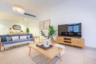 Facing Arabian Gulf and Mountain 4BR Villa and Assistant Room with Outdoor Pool and BBQ Space, Al Dana Island, Fujairah by Deluxe Holiday Homes - Fujaira - 2
