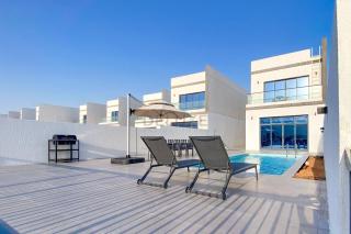 Facing Arabian Gulf and Mountain 4BR Villa and Assistant Room with Outdoor Pool and BBQ Space, Al Dana Island, Fujairah by Deluxe Holiday Homes - Fujaira - 7