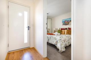 Charming Hampton-Style Retreat,Tranquil Private Bedroom with Shared Bathroom - Hamilton Hill - 6
