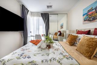 Charming Hampton-Style Retreat,Tranquil Private Bedroom with Shared Bathroom - Hamilton Hill - 9