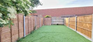 Dagenham - House - Sleeps 4 - Garden - City Centre - Dagenham - 2