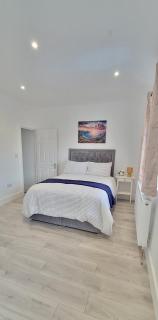 Dagenham - House - Sleeps 4 - Garden - City Centre - Dagenham - 1