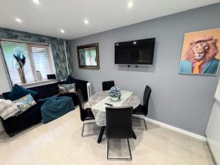 The 8 Bed Canterbury Rooftop Garden Apt - Hot Tub - Parking - Hackington - 5