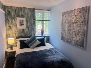 The 8 Bed Canterbury Rooftop Garden Apt - Hot Tub - Parking - Hackington - 3