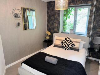 The 8 Bed Canterbury Rooftop Garden Apt - Hot Tub - Parking - Hackington - 6