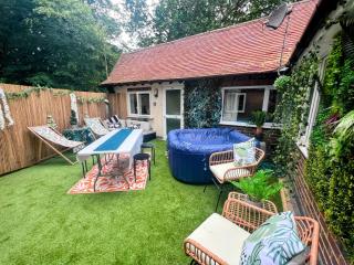 The 8 Bed Canterbury Rooftop Garden Apt - Hot Tub - Parking - Hackington - 9