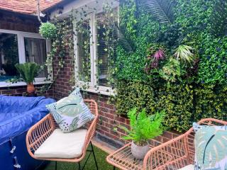 The 8 Bed Canterbury Rooftop Garden Apt - Hot Tub - Parking - Hackington - 8