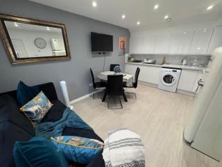 The 8 Bed Canterbury Rooftop Garden Apt - Hot Tub - Parking - Hackington - 1