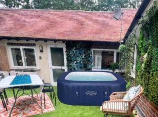 The 8 Bed Canterbury Rooftop Garden Apt - Hot Tub - Parking - Hackington - 2