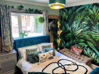 The 8 Bed Canterbury Rooftop Garden Apt - Hot Tub - Parking - Hackington - 0