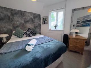 The 8 Bed Canterbury Rooftop Garden Apt - Hot Tub - Parking - Hackington - 7