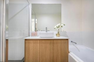 Charming Hampton-Style Retreat,Tranquil Private Bedroom with Shared Bathroom - 1