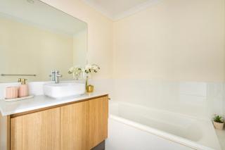 Charming Hampton-Style Retreat,Tranquil Private Bedroom with Shared Bathroom - Hamilton Hill - 2