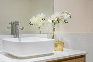 Charming Hampton-Style Retreat,Tranquil Private Bedroom with Shared Bathroom - 3