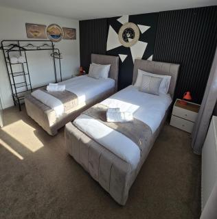 Luxury Modern Comfy 3BR House Contractors Family - 2