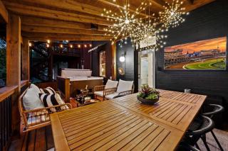 Gatsby House Mansion w Game Lounge & Hot Tub - Louisville - 5