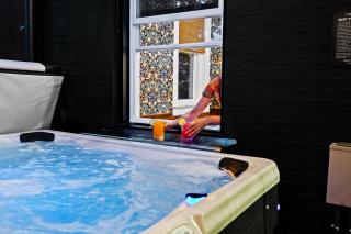 Gatsby House Mansion w Game Lounge & Hot Tub - 6