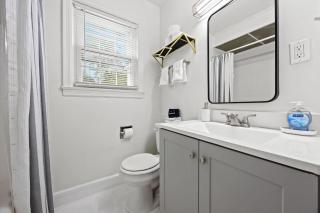 Modern Louisville Stay Free Parking Prime Location - 5