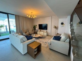 Luxury 5BR Villa Private Pool & Beach Access - Schardscha - 0