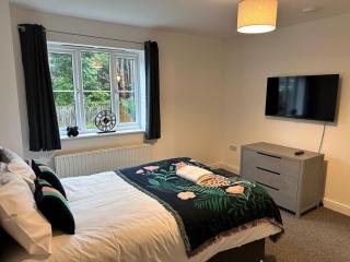 Rushden HUGE 6 Bed house with driveway - Higham Ferrers - 0