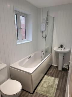 Rushden HUGE 6 Bed house with driveway - 4