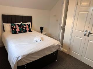 Rushden HUGE 6 Bed house with driveway - Higham Ferrers - 3
