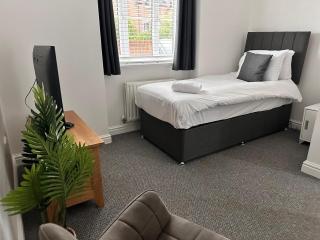 Rushden HUGE 6 Bed house with driveway - Higham Ferrers - 2