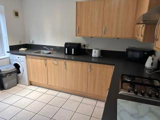 Rushden HUGE 6 Bed house with driveway - Higham Ferrers - 1
