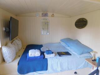 Haslemere - Cabin - Sleeps 2 - Parking - Garden - Bristol - 8