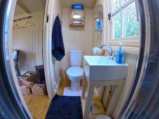 Haslemere - Cabin - Sleeps 2 - Parking - Garden - Bristol - 6