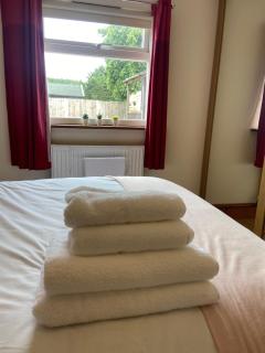 Two Bedroom Bungalow No2 - Secure Gated Parking - Basildon - 3