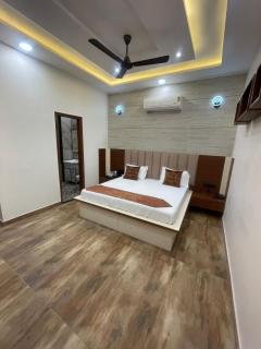 Hotel Alpine Inn - Dera Bassi - 1