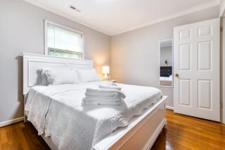 Southern Charm 2BR Greensboro Nest - 5