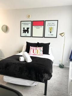 The Board Games Apartments - Brought to you by Coastline Retreats - Themed town centre apartments ALL WITH LUXURY 2 PERSON JACUZZI BATHS - 5 mins walk to the beach, Netflix, Superfast Wifi - Bournemouth - 2