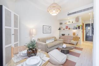 StayShort - Cozy Apartment in JVT Sleeps 4 with Balcony - 9