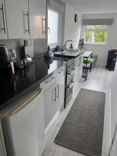 Beachy Vibes and Chill Times 2 bed chalet in Leysdown - Leysdown-on-Sea - 5