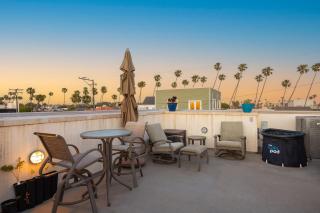 Seventh Shore Stylish Seal Beach Home w Elevator Fireplace Bold Design - Seal Beach - 0