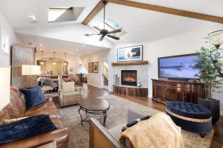 Seventh Shore Stylish Seal Beach Home w Elevator Fireplace Bold Design - Seal Beach - 8